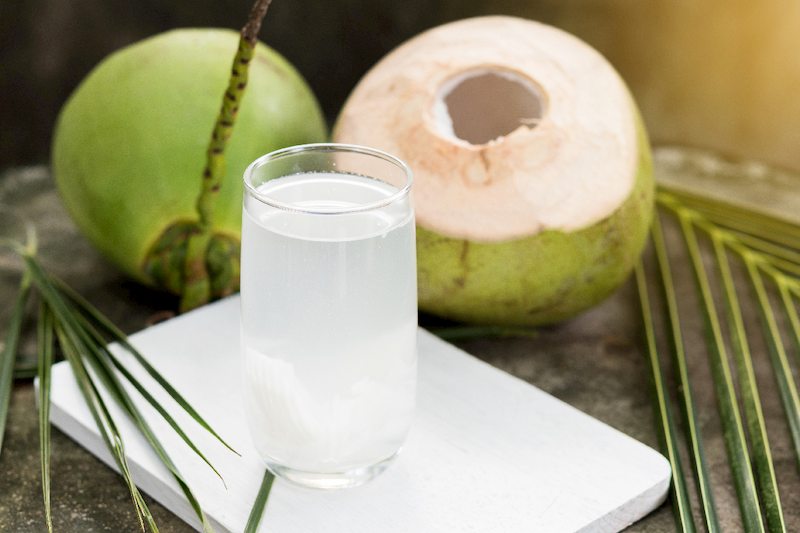 Uống nước dừa hỗ trợ chữa sỏi thận