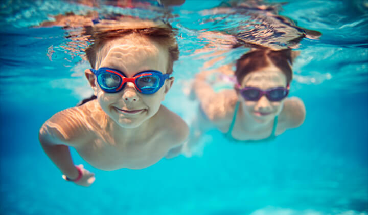 Bơi lội giúp trẻ phát triển chiều cao