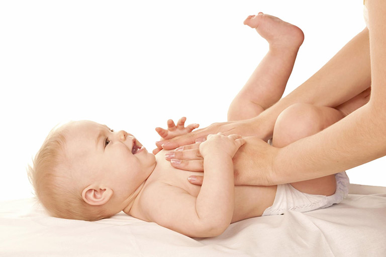 Massage giúp bé tiêu hóa tốt, giảm táo bón