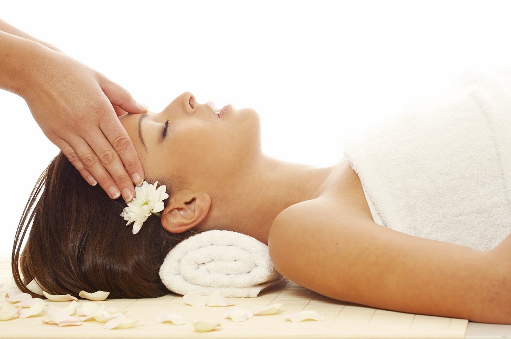 Massage, bấm huyệt để giảm đau đầu hiệu quả