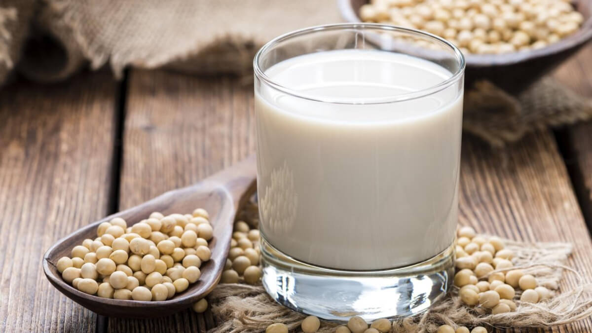 Sữa đậu nành là một trong những thực phẩm giúp cải thiện tốt vòng 1