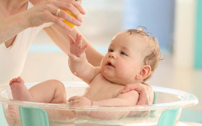 Trẻ bị viêm phế quản vẫn có thể tắm