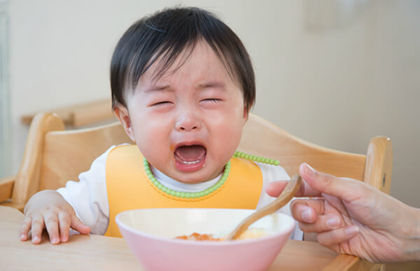 Trẻ luôn khó chịu, quấy khóc liên quan đến việc ăn uống