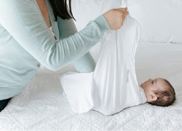 Trẻ sơ sinh ngủ hay vặn mình, gồng mình do mẹ quấn khăn quá chặt