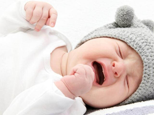 Trẻ quấy khóc là một trong những triệu chứng của cảm cúm