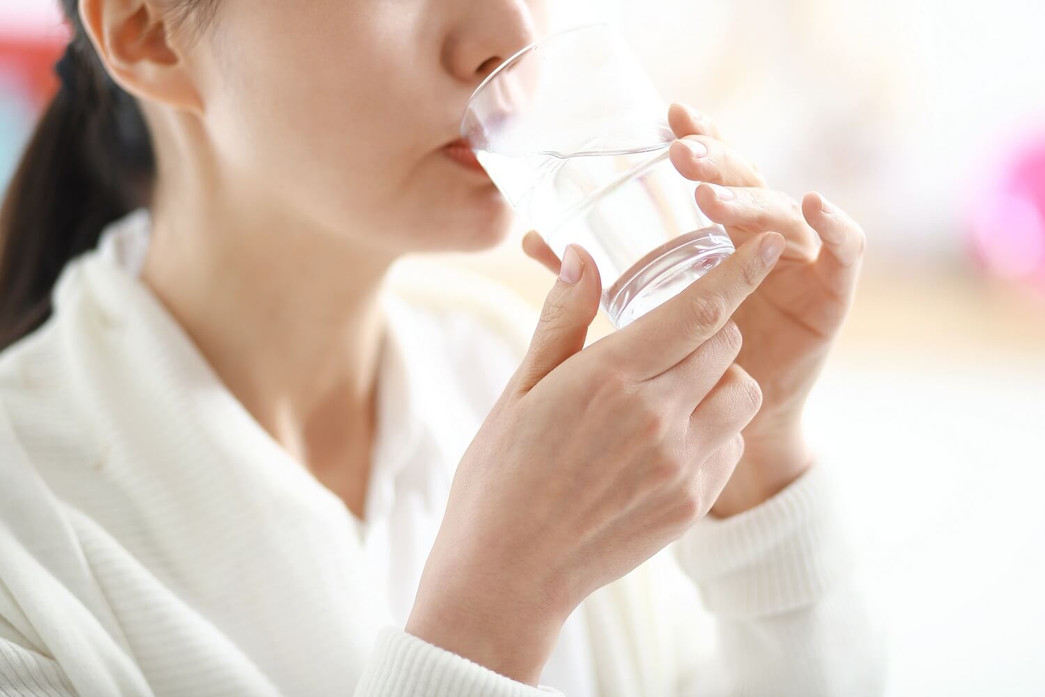 Uống nhiều nước để loại bỏ vi khuẩn và chất cặn bã trong nước tiểu