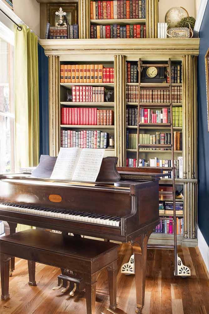 Tủ sách cao theo phong cách cổ điển