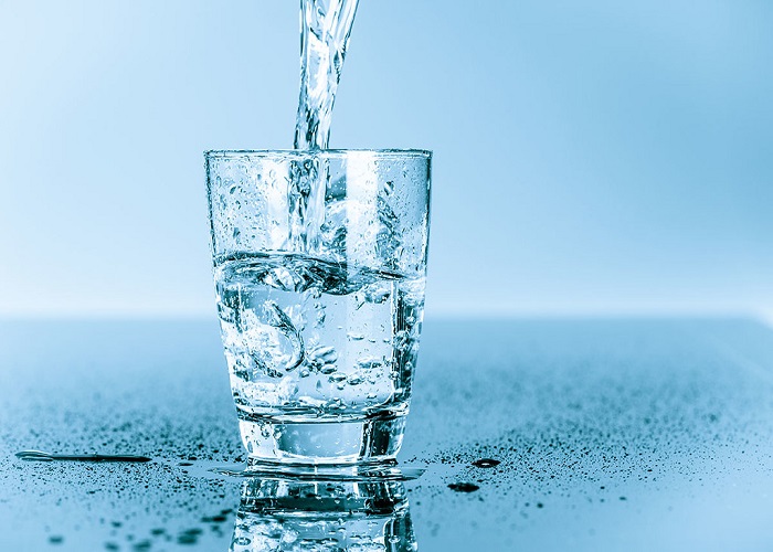 Người bị huyết áp thấp nên uống nhiều nước