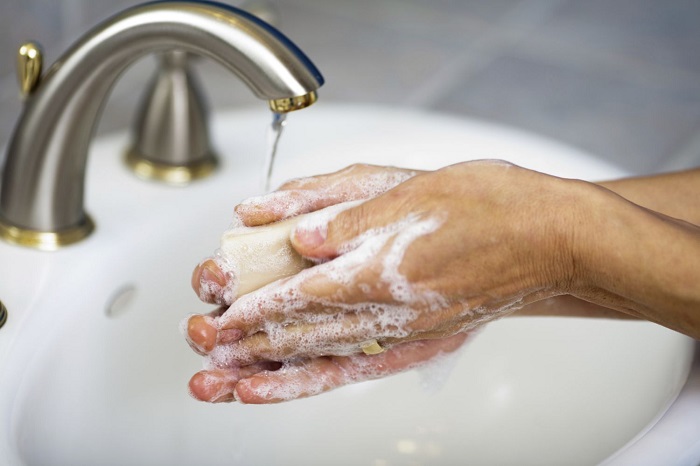 Rửa tay trước khi ăn và sau khi đi vệ sinh